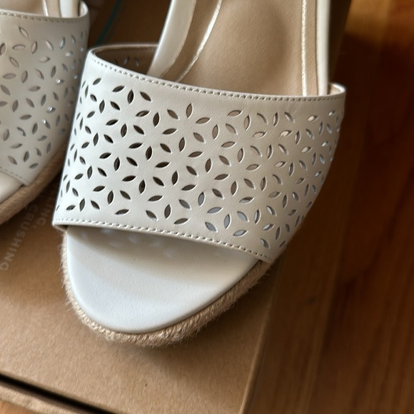 Vionic Wedge Sandals Size 10 - Picture 2 of 6